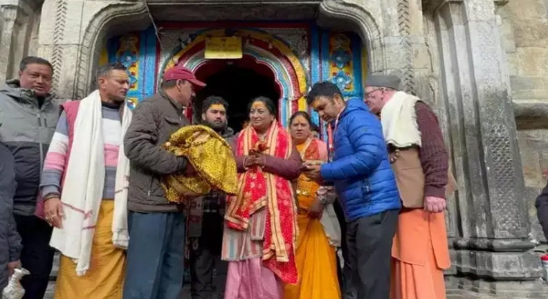 मुख्यमंत्री रेखा गुप्ता बद्रीनाथ धाम में दर्शन करती हुईं"
