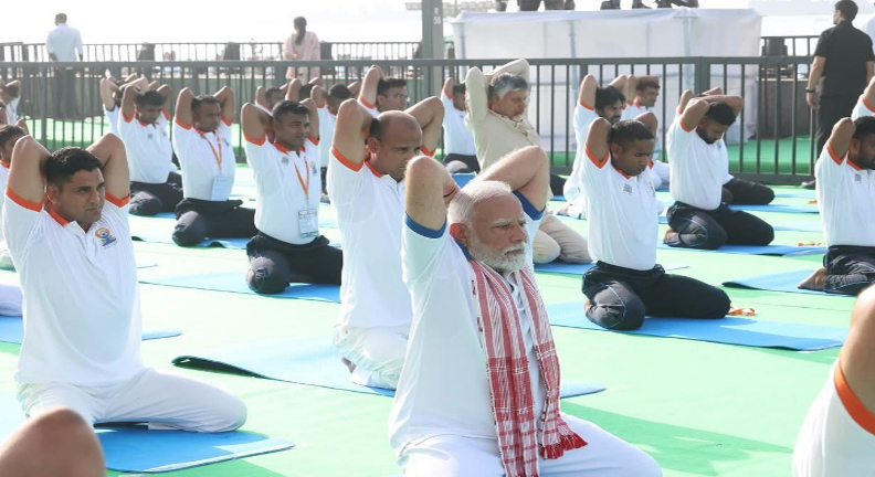 प्रधानमंत्री मोदी और आंध्र प्रदेश के मुख्यमंत्री चंद्रबाबू नायडू विशाखापत्तनम में योग दिवस कार्यक्रम में