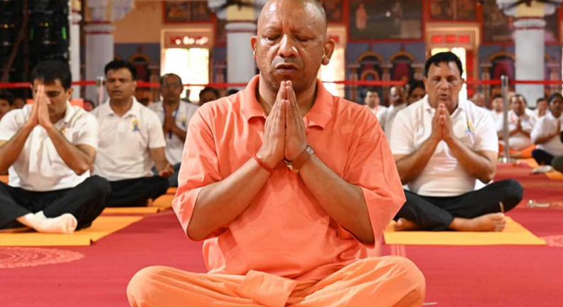 योगी आदित्यनाथ गोरखनाथ मंदिर में 11वां अंतरराष्ट्रीय योग दिवस मनाते हुए