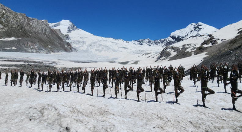 राजनाथ सिंह उधमपुर में सेना के जवानों के साथ योग करते हुए