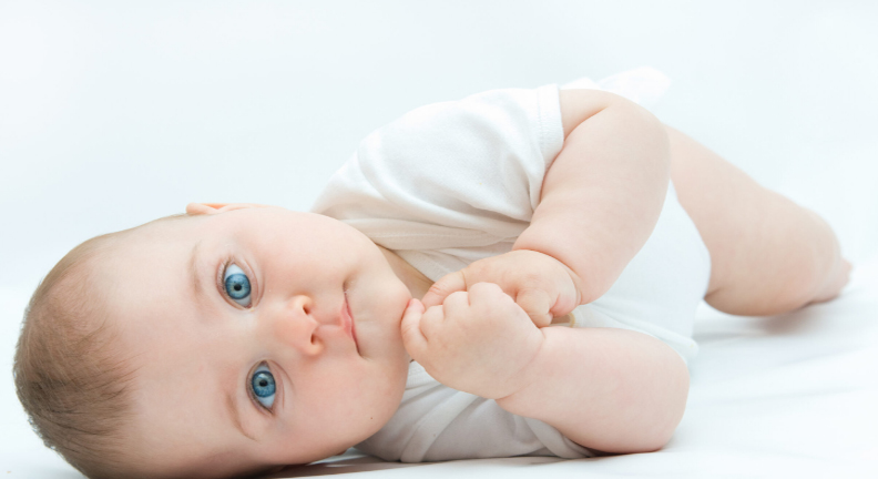 नवजात शिशु को स्तनपान कराती मां