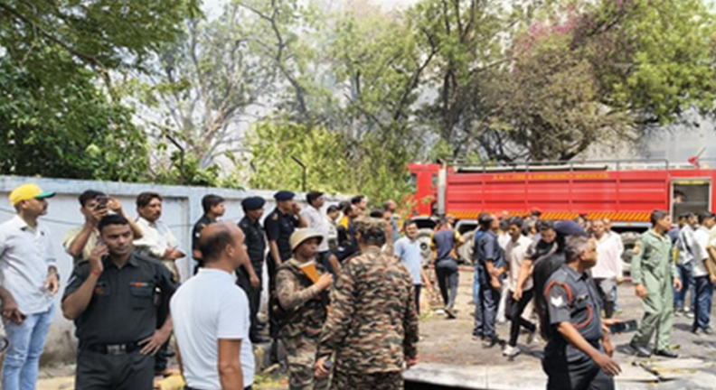 अहमदाबाद में एयर इंडिया विमान दुर्घटना के बाद धुआं