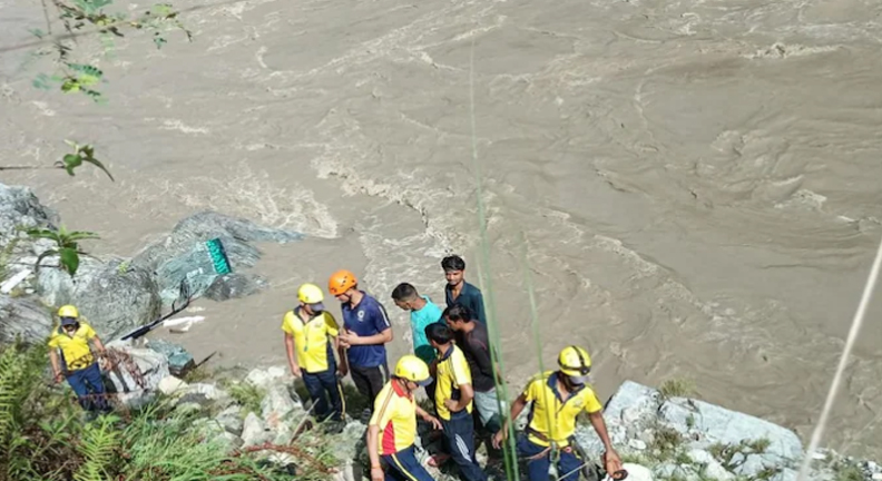 रुद्रप्रयाग हादसा – अलकनंदा में गिरी टेंपो ट्रैवलर