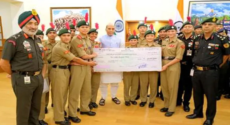 एनसीसी कैडेट्स माउंट एवरेस्ट पर तिरंगा फहराते हुएरक्षा मंत्री राजनाथ सिंह एनसीसी टीम को सम्मानित करते हुए