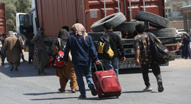 अफगान शरणार्थियों की वापसी का दृश्य इस्लाम कला बॉर्डर पर