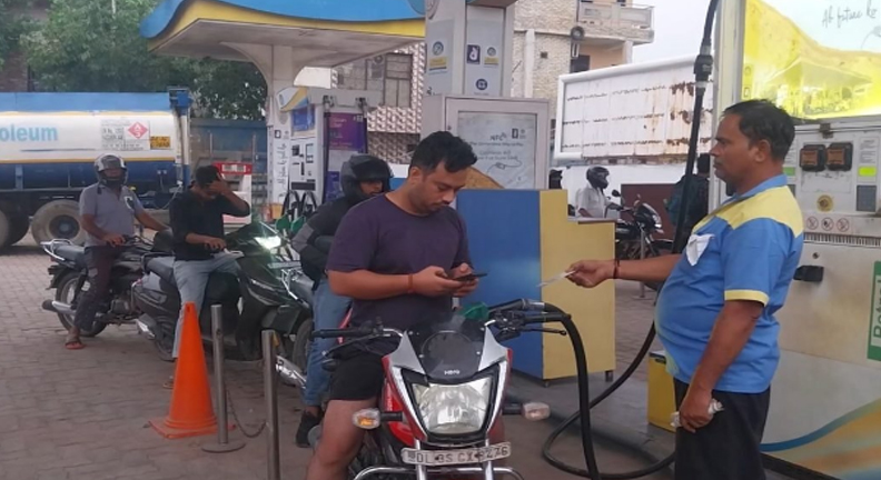 दिल्ली में पुरानी गाड़ियों के लिए पेट्रोल पंप पर ईंधन भरवाने पर रोक