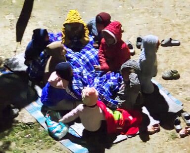 वेस्ट सिक्किम में तड़के आए 3.7 तीव्रता के भूकंप के बाद लोग घरों से बाहर खड़े दिखाई दे रहे हैं।