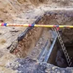 दिल्ली के जनकपुरी इलाके में निर्माण स्थल पर खोदा गया गड्ढा, जहां बाइक चालक की गिरने से मौत हुई।