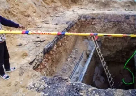 दिल्ली के जनकपुरी इलाके में निर्माण स्थल पर खोदा गया गड्ढा, जहां बाइक चालक की गिरने से मौत हुई।