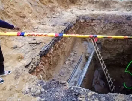 दिल्ली के जनकपुरी इलाके में निर्माण स्थल पर खोदा गया गड्ढा, जहां बाइक चालक की गिरने से मौत हुई।