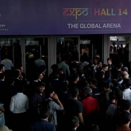 नई दिल्ली में AI Impact Summit अव्यवस्था के दौरान लगी लंबी कतारें