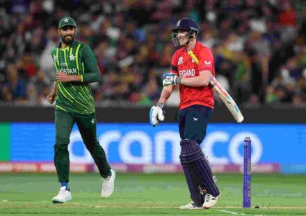 हैरी ब्रूक शतक लगाते हुए, T20 वर्ल्ड कप रिकॉर्ड बनाते कप्तान