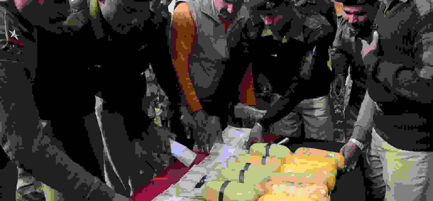 बेंगलुरु एयरपोर्ट टर्मिनल और ड्रग्स बरामदगी से जुड़ी सुरक्षा जांच की प्रतीकात्मक तस्वीर।