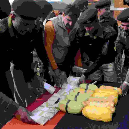 बेंगलुरु एयरपोर्ट टर्मिनल और ड्रग्स बरामदगी से जुड़ी सुरक्षा जांच की प्रतीकात्मक तस्वीर।