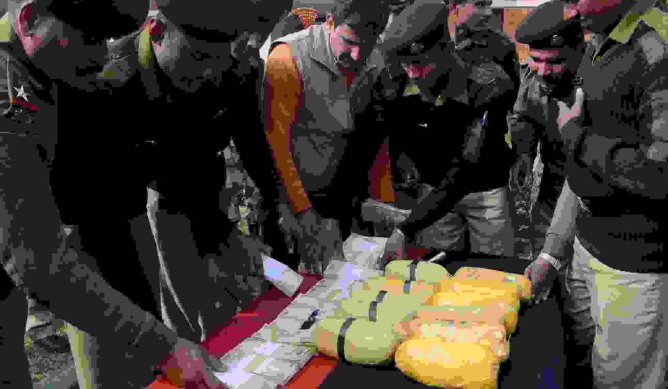 बेंगलुरु एयरपोर्ट टर्मिनल और ड्रग्स बरामदगी से जुड़ी सुरक्षा जांच की प्रतीकात्मक तस्वीर।