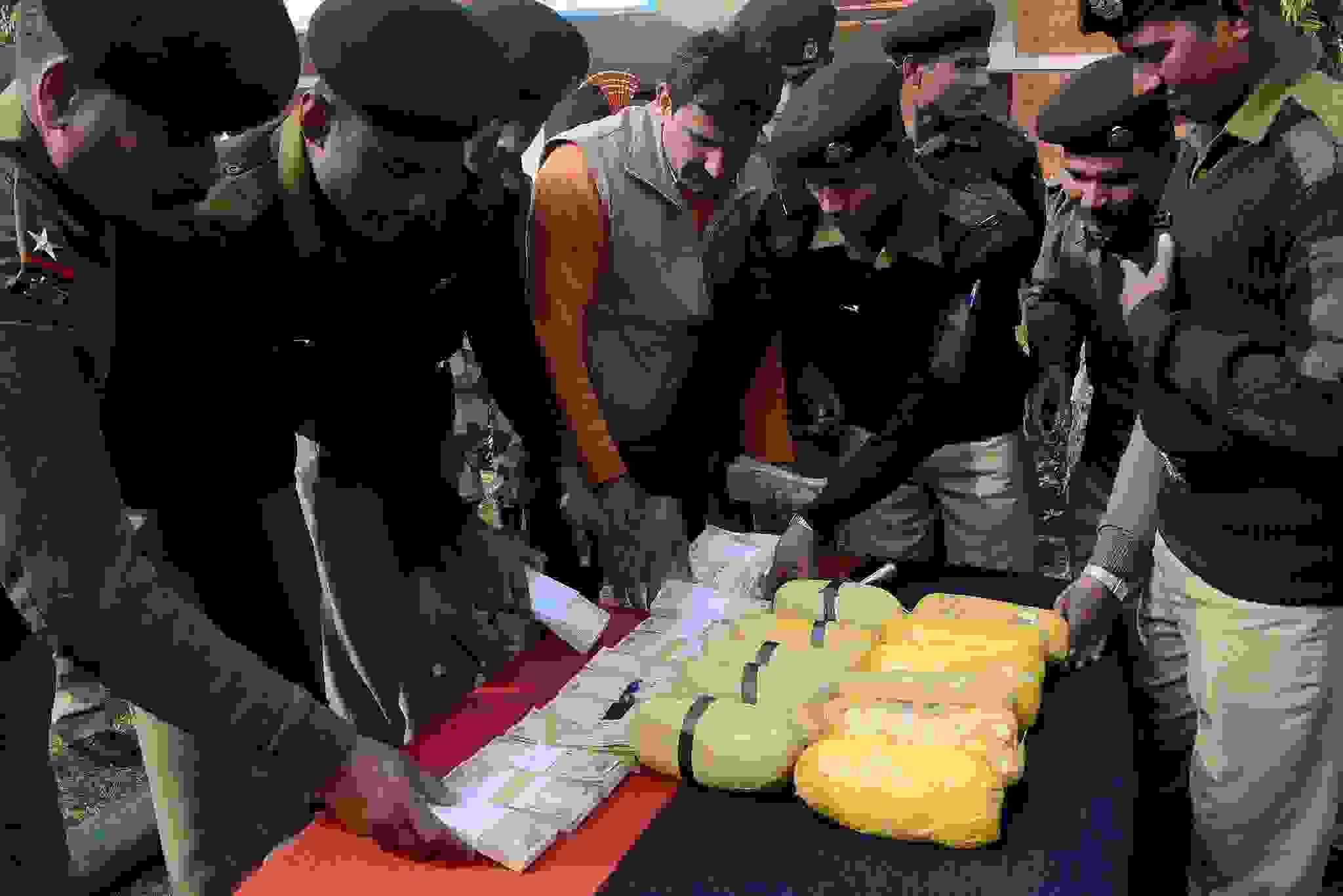 बेंगलुरु एयरपोर्ट टर्मिनल और ड्रग्स बरामदगी से जुड़ी सुरक्षा जांच की प्रतीकात्मक तस्वीर।