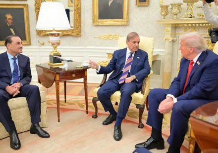 अमेरिकी राष्ट्रपति डोनाल्ड ट्रम्प का कार्यक्रम के दौरान दिया गया बयान, जिसमें भारत-पाक टैरिफ चेतावनी का जिक्र।