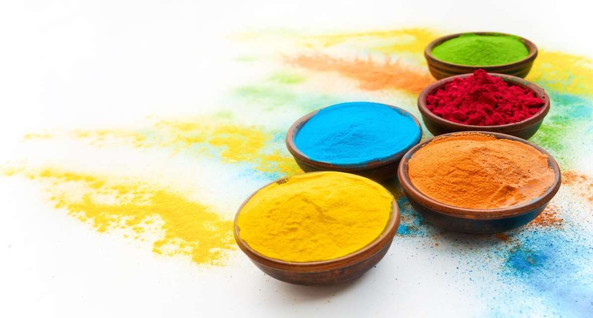 घर पर बने प्राकृतिक ऑर्गेनिक होली रंग के कटोरे