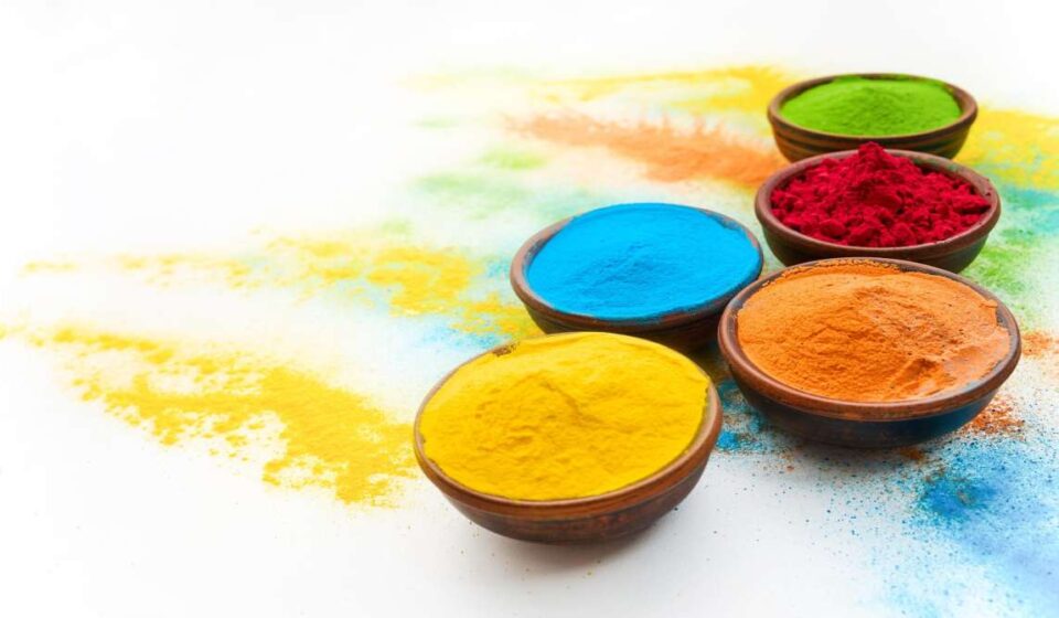 घर पर बने प्राकृतिक ऑर्गेनिक होली रंग के कटोरे