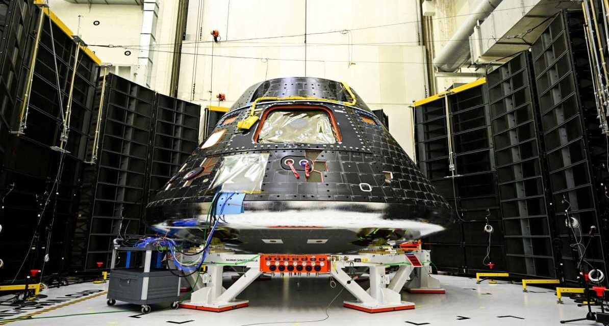 लॉन्च पैड पर खड़ा NASA का Space Launch System रॉकेट, ऊपर Orion अंतरिक्ष यान लगा हुआ, जो Artemis II मिशन के लिए तैयार है।