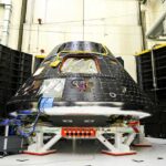 लॉन्च पैड पर खड़ा NASA का Space Launch System रॉकेट, ऊपर Orion अंतरिक्ष यान लगा हुआ, जो Artemis II मिशन के लिए तैयार है।