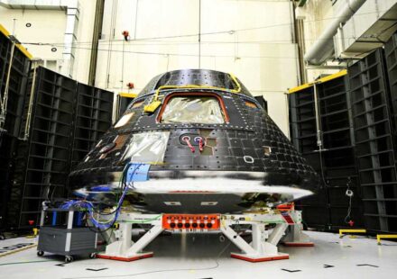 लॉन्च पैड पर खड़ा NASA का Space Launch System रॉकेट, ऊपर Orion अंतरिक्ष यान लगा हुआ, जो Artemis II मिशन के लिए तैयार है।