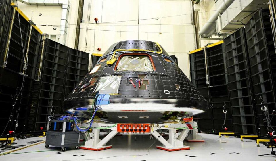 लॉन्च पैड पर खड़ा NASA का Space Launch System रॉकेट, ऊपर Orion अंतरिक्ष यान लगा हुआ, जो Artemis II मिशन के लिए तैयार है।