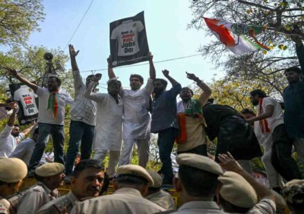 दिल्ली के भारत मंडपम में आयोजित AI Impact Summit कार्यक्रम का बाहरी दृश्य, जहां AI समिट हंगामा हुआ।