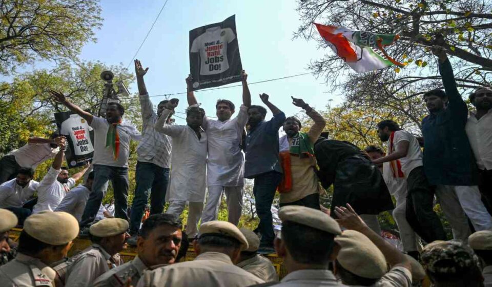 दिल्ली के भारत मंडपम में आयोजित AI Impact Summit कार्यक्रम का बाहरी दृश्य, जहां AI समिट हंगामा हुआ।