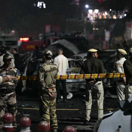 दिल्ली फर्जी ED रेड जांच में जुटी पुलिस और संदिग्ध कार