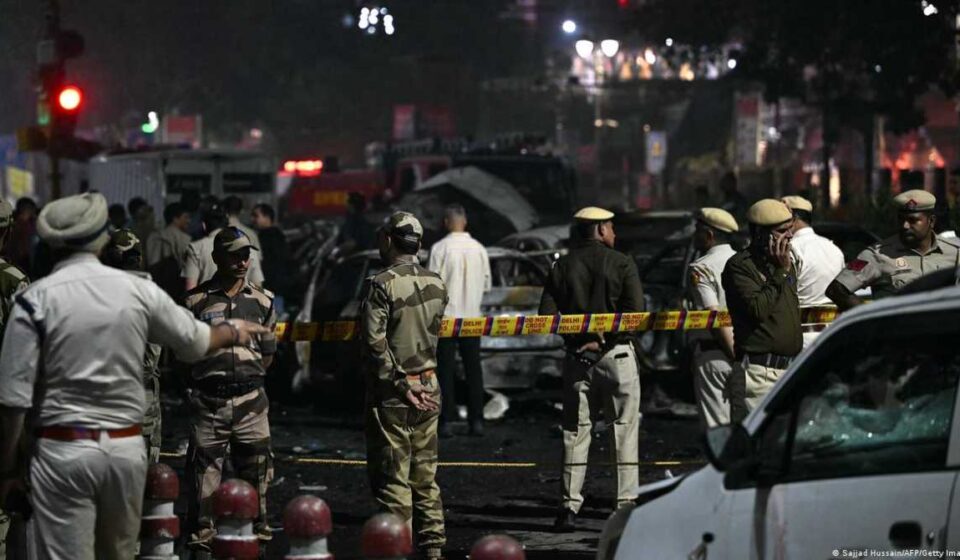 दिल्ली फर्जी ED रेड जांच में जुटी पुलिस और संदिग्ध कार