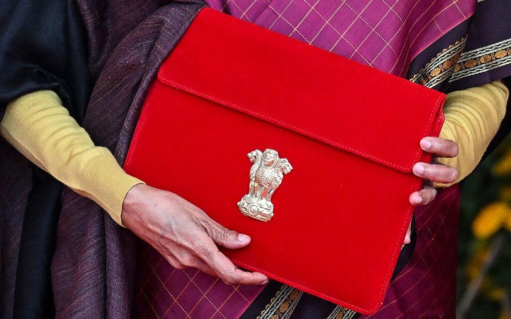 संसद भवन के भीतर वित्त मंत्री द्वारा बजट 2026-27 जवाब पर भाषण का दृश्य, आधिकारिक माहौल में।