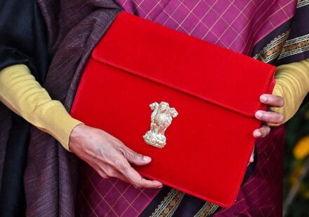 संसद भवन के भीतर वित्त मंत्री द्वारा बजट 2026-27 जवाब पर भाषण का दृश्य, आधिकारिक माहौल में।