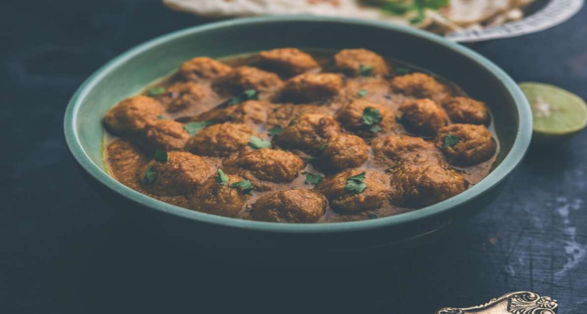 कटोरे में रखे सोया चंक्स, जो प्रोटीन और फाइबर से भरपूर होते हैं।