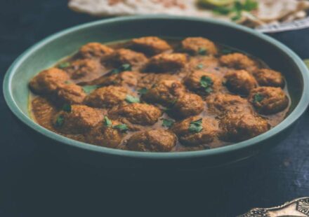 कटोरे में रखे सोया चंक्स, जो प्रोटीन और फाइबर से भरपूर होते हैं।