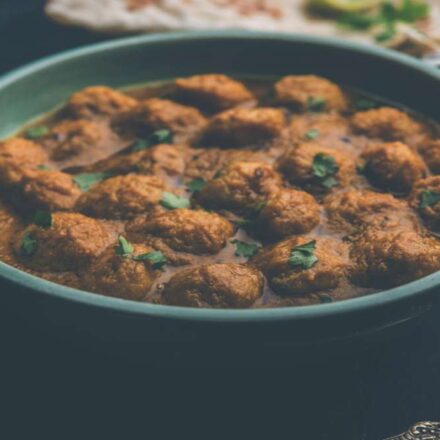 कटोरे में रखे सोया चंक्स, जो प्रोटीन और फाइबर से भरपूर होते हैं।