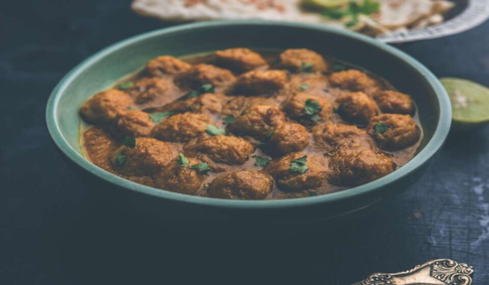 कटोरे में रखे सोया चंक्स, जो प्रोटीन और फाइबर से भरपूर होते हैं।