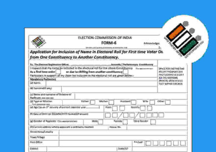 चुनाव आयोग के अधिकारी मतदाताओं का घर-घर जाकर सत्यापन करते हुए।