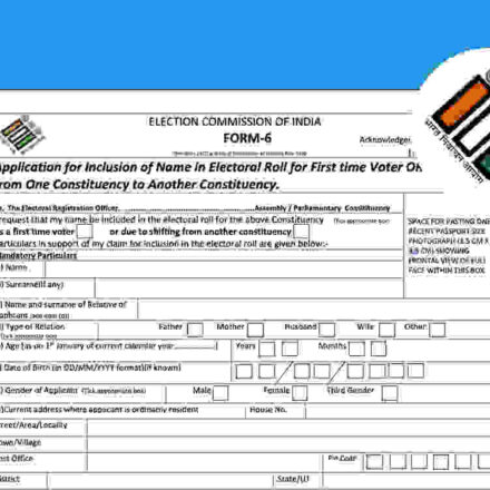 चुनाव आयोग के अधिकारी मतदाताओं का घर-घर जाकर सत्यापन करते हुए।