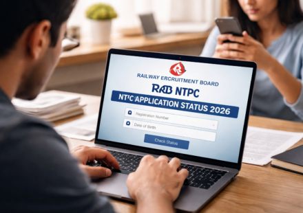 प्रतीकात्मक तस्वीर जिसमें उम्मीदवार लैपटॉप या मोबाइल पर RRB NTPC आवेदन स्थिति 2026 चेक करते हुए दिख रहे हैं।