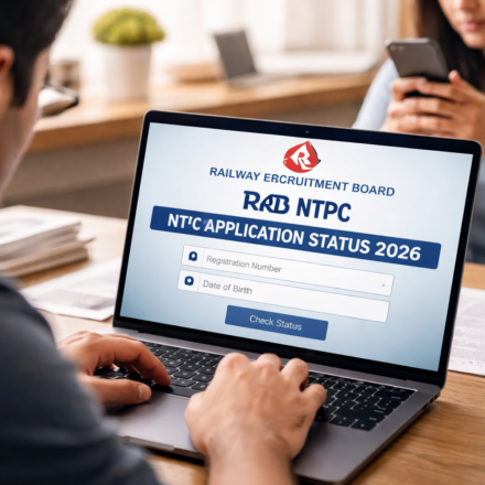 प्रतीकात्मक तस्वीर जिसमें उम्मीदवार लैपटॉप या मोबाइल पर RRB NTPC आवेदन स्थिति 2026 चेक करते हुए दिख रहे हैं।