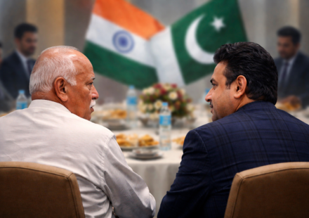 अदनान सामी मोहन भागवत मुलाकात को लेकर राजनीतिक विवाद