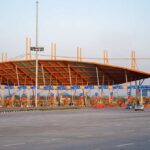 नेशनल हाईवे के टोल प्लाजा पर FASTag और UPI के जरिए डिजिटल टोल पेमेंट करते वाहन।