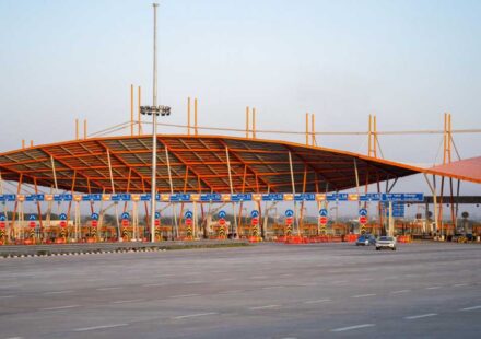 नेशनल हाईवे के टोल प्लाजा पर FASTag और UPI के जरिए डिजिटल टोल पेमेंट करते वाहन।