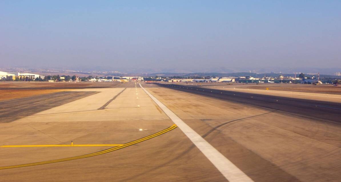 दिल्ली से तेल अवीव जा रही Air India की बोइंग 777 फ्लाइट, जिसे ईरान-इजराइल जंग के बीच सुरक्षा कारणों से मुंबई लौटाया गया।