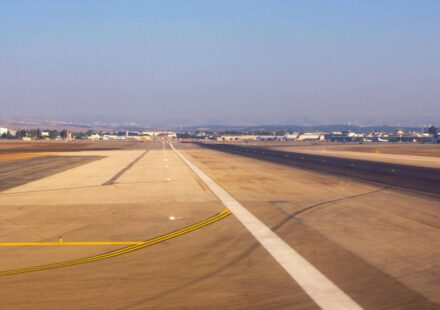 दिल्ली से तेल अवीव जा रही Air India की बोइंग 777 फ्लाइट, जिसे ईरान-इजराइल जंग के बीच सुरक्षा कारणों से मुंबई लौटाया गया।