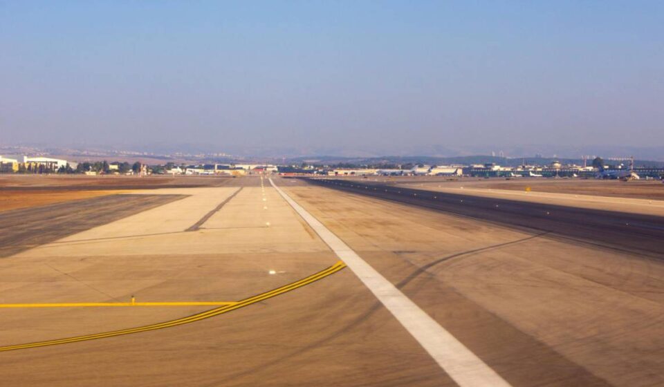 दिल्ली से तेल अवीव जा रही Air India की बोइंग 777 फ्लाइट, जिसे ईरान-इजराइल जंग के बीच सुरक्षा कारणों से मुंबई लौटाया गया।