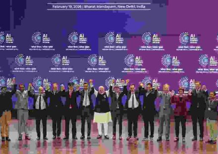 भारत मंडपम में चल रहे AI इम्पैक्ट समिट के दौरान प्रदर्शित रोबोटिक तकनीक और स्टार्टअप पवेलियन।