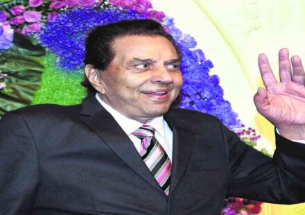 BAFTA अवॉर्ड समारोह के दौरान दिग्गज अभिनेता धर्मेंद्र को विशेष ट्रिब्यूट देते हुए दृश्य।