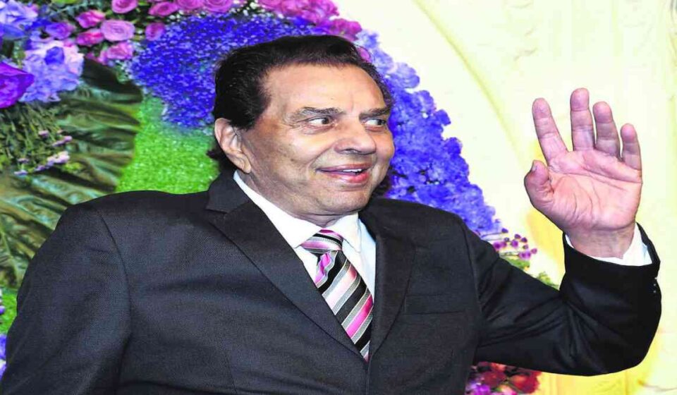 BAFTA अवॉर्ड समारोह के दौरान दिग्गज अभिनेता धर्मेंद्र को विशेष ट्रिब्यूट देते हुए दृश्य।